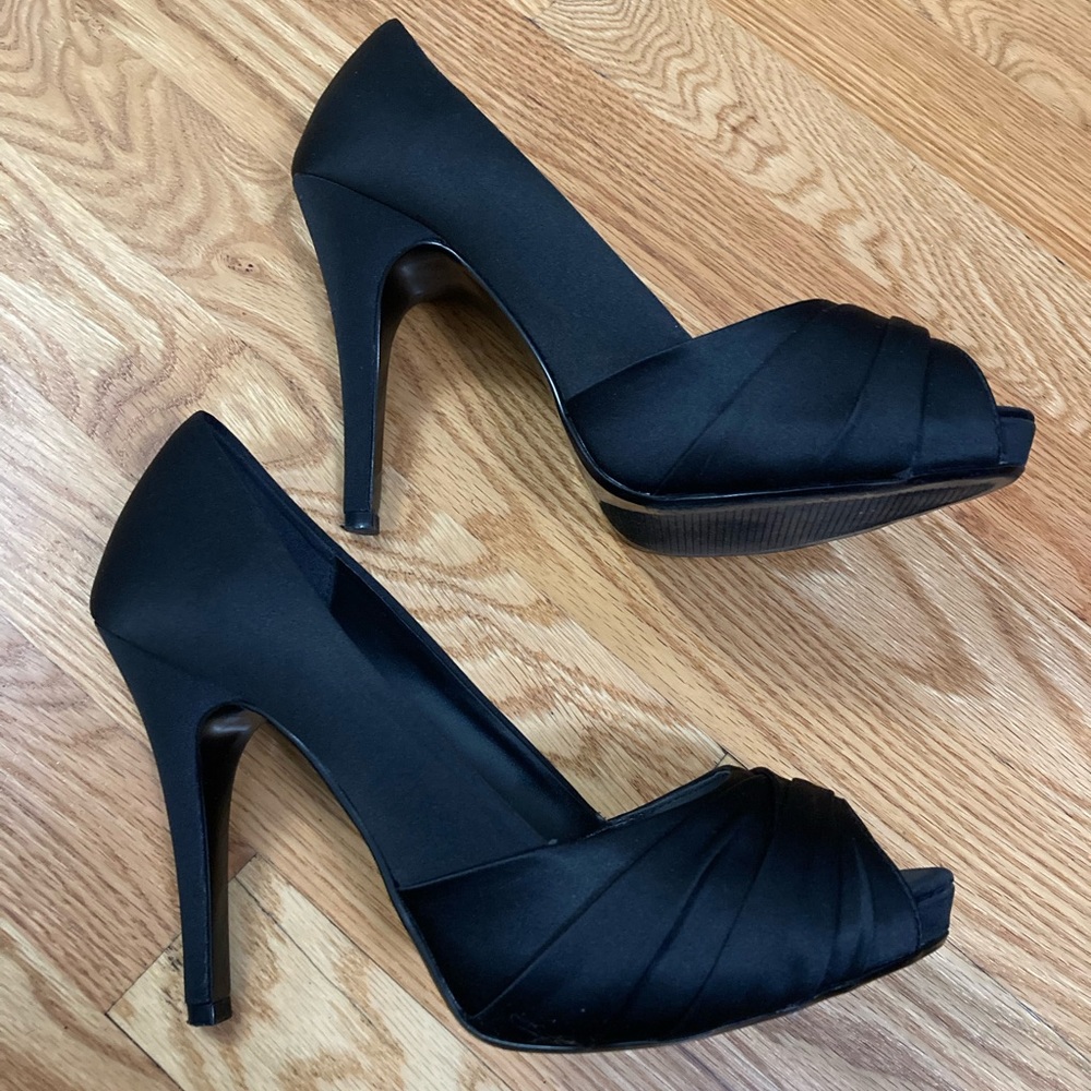 Lulu Townsend - like new - black heels